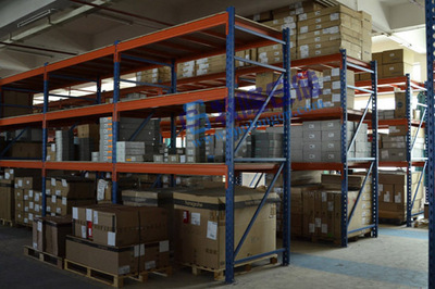 廣州重型倉庫貨架規(guī)劃與化工存儲解決方案——牧隆倉儲設備全解析